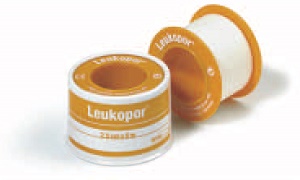 CEROTTO ADESIVO IPOALLERGENICO LEUKOPOR. SUPPORTO: TESSUTO NON TESSUTO BIANCO DI POLIESTERE E VISCOSA ADESIVO POLIACRILICO SENZA RESINE E GOMME NATURALI. 5X5CM MUTABILE - Metafarm