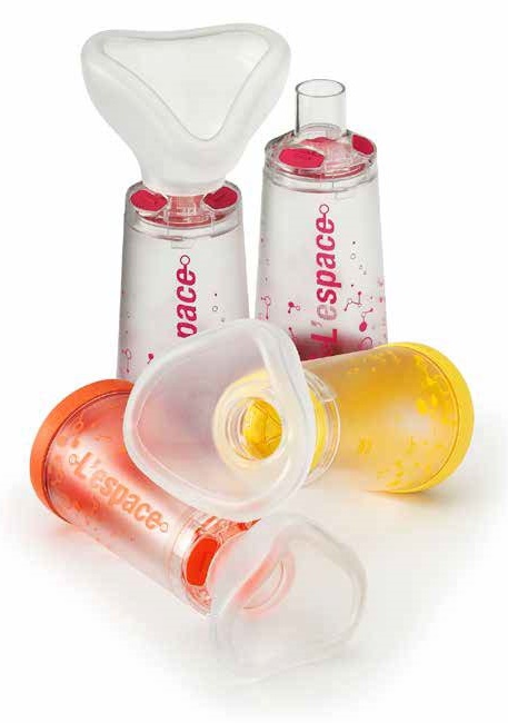 CAMERA DISTANZIATRICE PER EROGATORI SPRAY PREDOSATI L'ESPACE 220ML PER NEONATI SPAZIO MORTO 34ML CON MASCHERA VALVOLA INSPIRAZIONE 2 VALVOLE ESPIRAZIONE CODICE COLORE ARANCIO - Metafarm