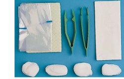 SET PER MEDICAZIONE MEDIUM CONTENENTE PINZA AD ANELLI, PINZA ANATOMICA, 4 TAMPONI, SACCHETTO DI CARTA PER RESIDUI, TELO IMPERMEABILE/ASSORBENTE, 2 GUANTI IN LATTICE - Metafarm